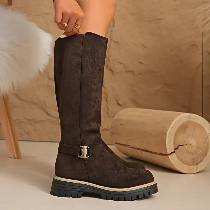 Hohe Stiefel mit dicker, rutschfester Sohle.