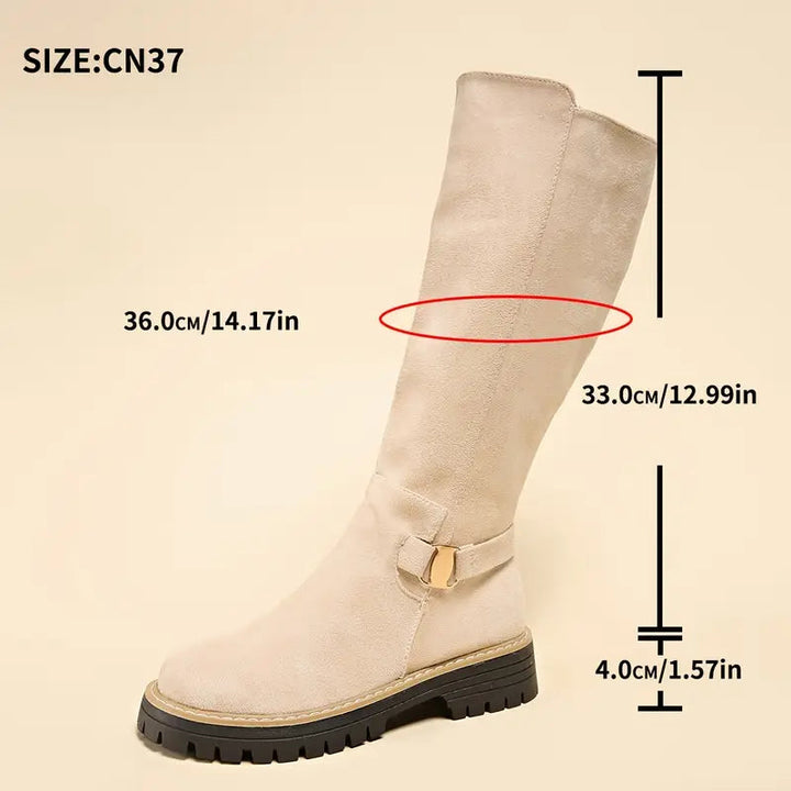 Hohe Stiefel mit dicker, rutschfester Sohle.