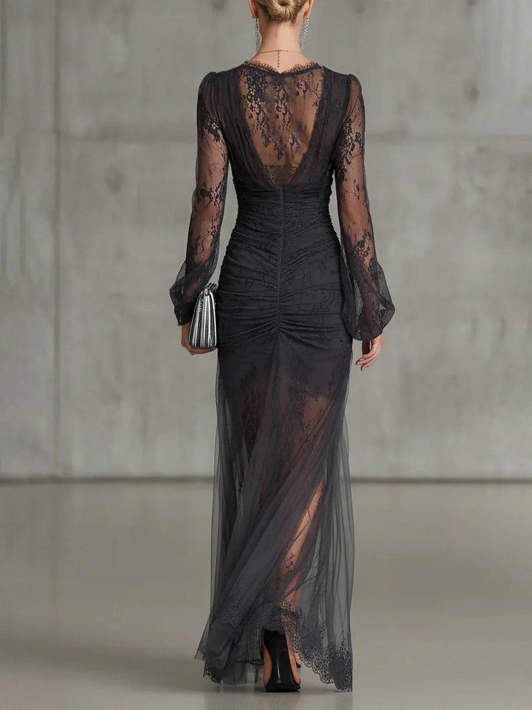 Elegantes Spitzenkleid mit V-Ausschnitt und Beinschlitz