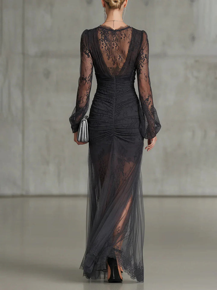 Elegantes Spitzenkleid mit V-Ausschnitt und Beinschlitz