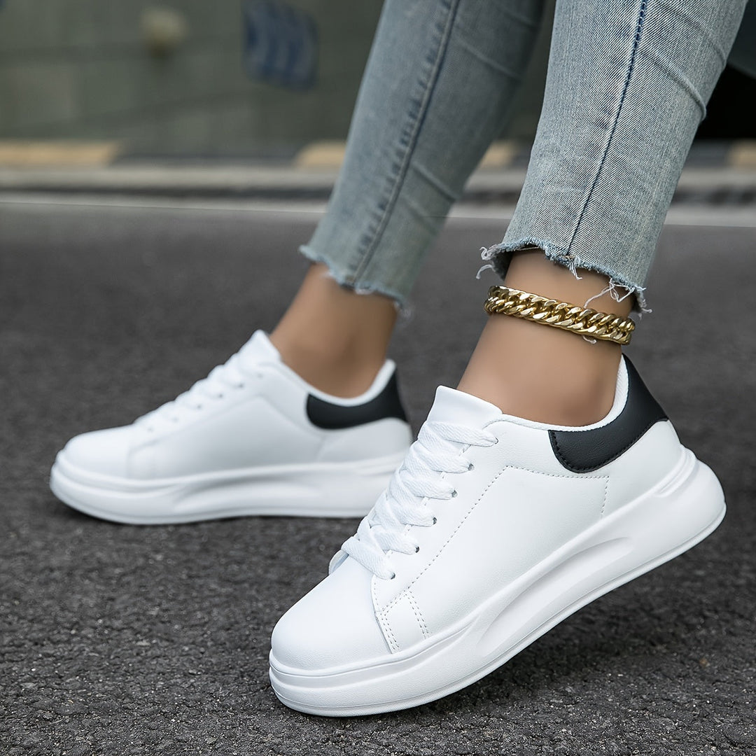 Saubere weiße Ledersneaker für Damen