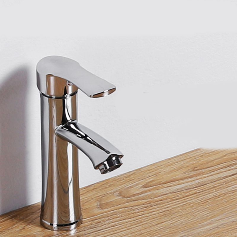 Einbauwaschbecken aus Weißer Keramik mit Absperrventil
