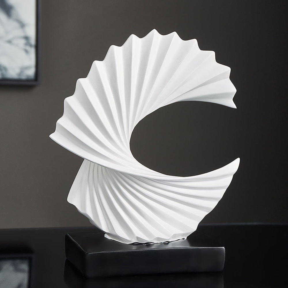 Elegante Halbmond-Skulptur – LunarGrace