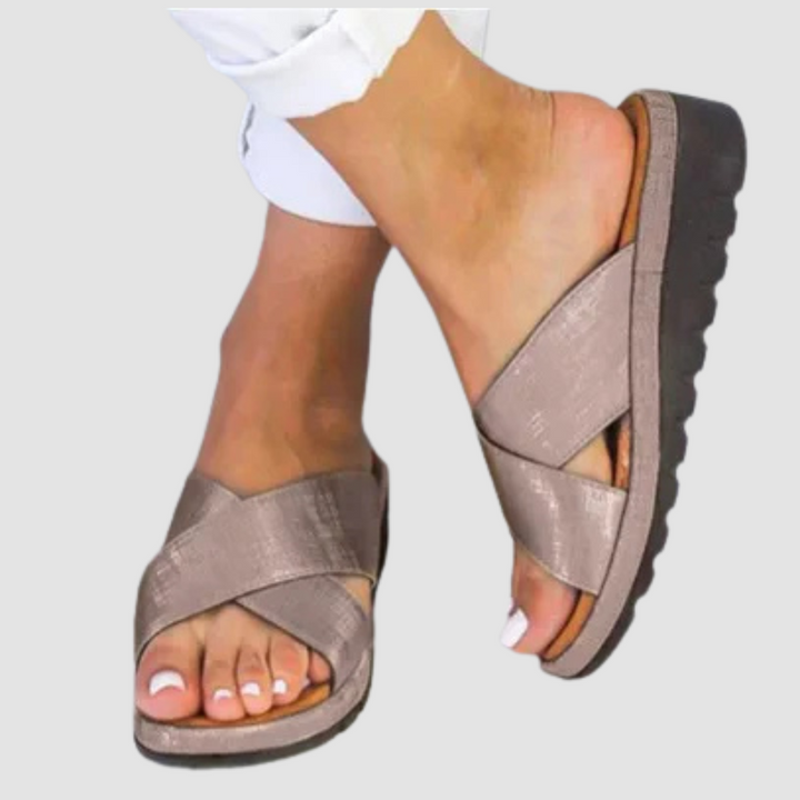 Bequeme Sommersandalen mit Plateau