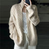 Feiner Wollcardigan mit hohem Ausschnitt