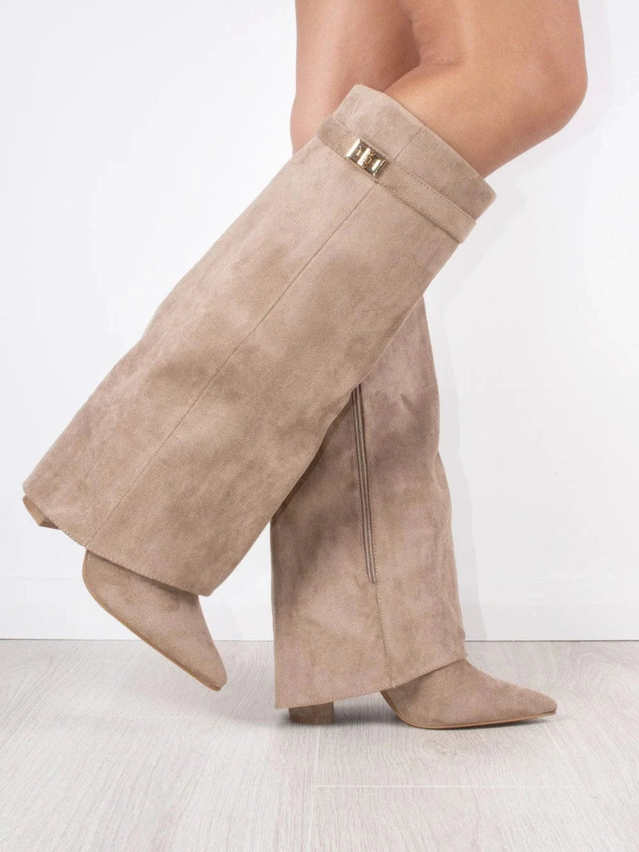 Kniehohe Wildlederstiefel mit Absatz