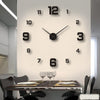 Große Wanduhr im modernen Stil