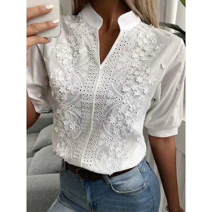 Sommerliche weiße Bluse mit Stickerei und V-Ausschnitt