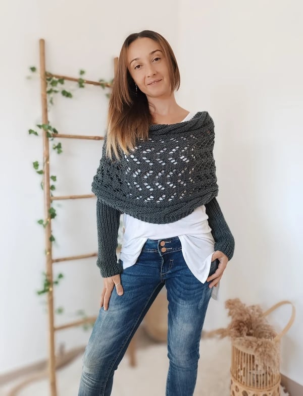 Wickelschal mit doppelten Ärmeln - kuscheliger Strickschal mit integrierten Ärmeln