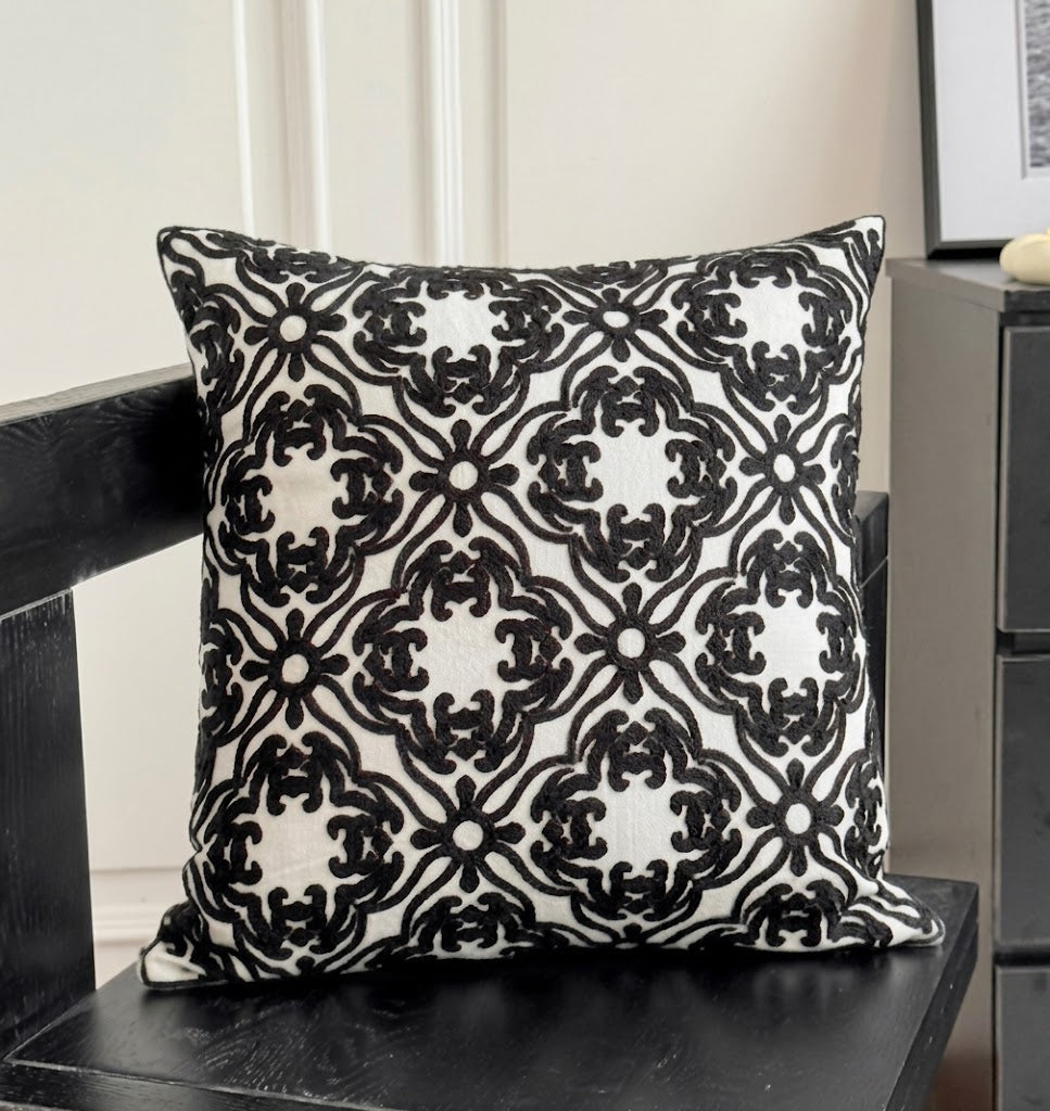 Auralithe - Bestickter blauer Kissenbezug mit Ornamentmuster