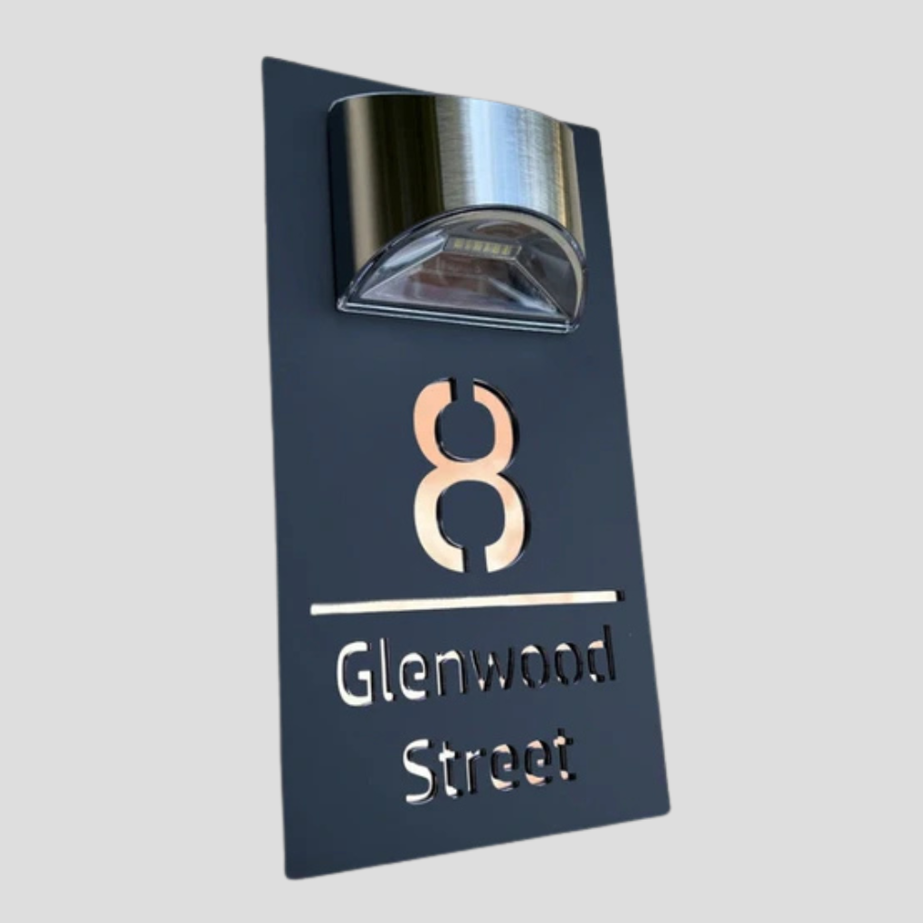 Solarbetriebene Hausnummerntafel