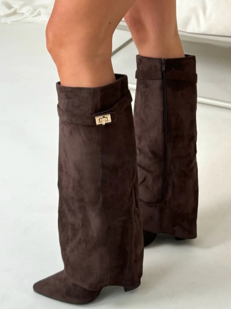Kniehohe Wildlederstiefel mit Absatz