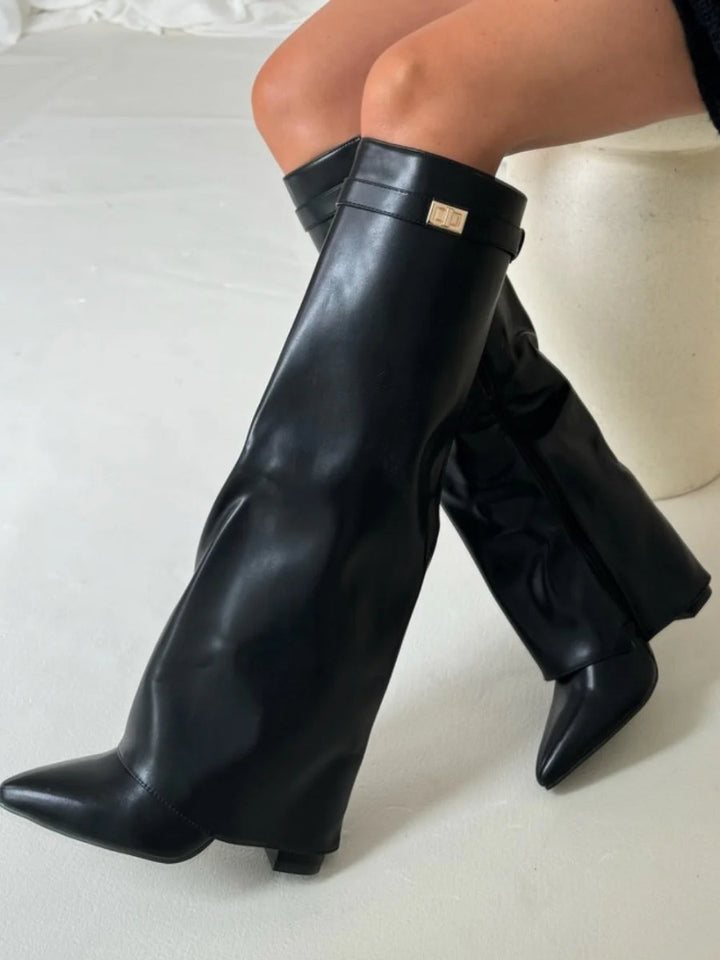 Kniehohe Wildlederstiefel mit Absatz