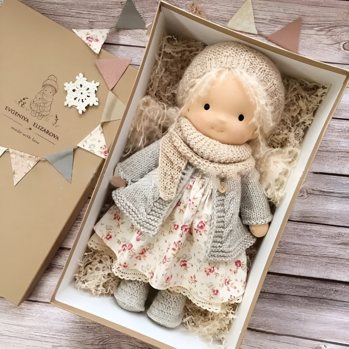 Handgefertigte Waldorf-Kuschelpuppe