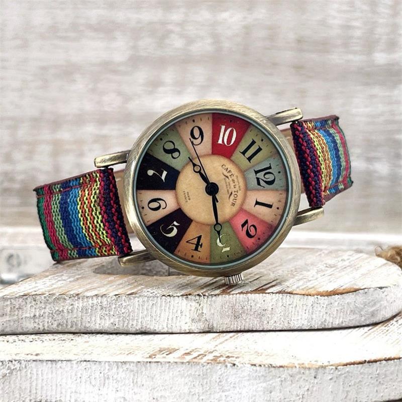 Uhr mit mehrfarbigem Regenbogenmuster und geflochtenem Armband – Elyvra