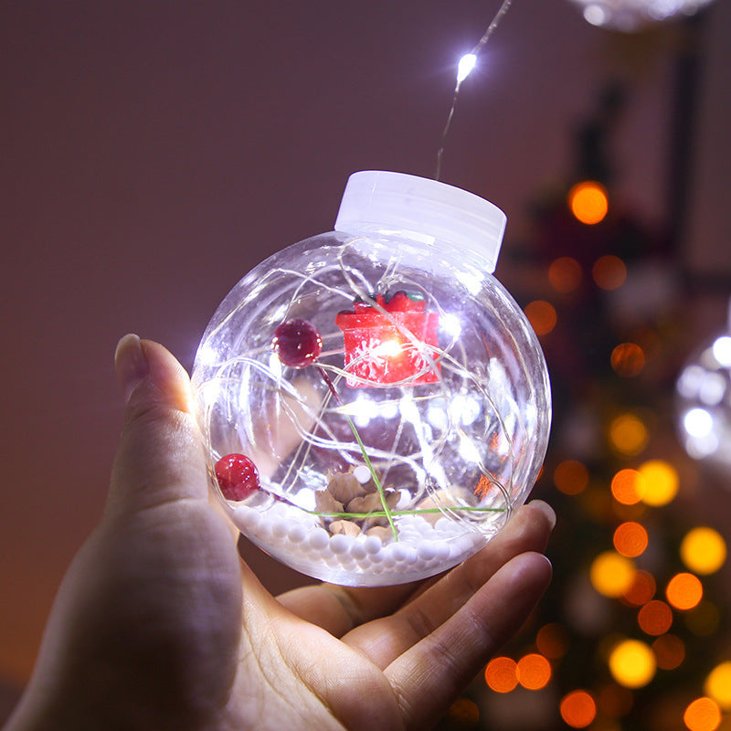 Lichtervorhang mit Weihnachtskugeln und Weihnachtsfiguren