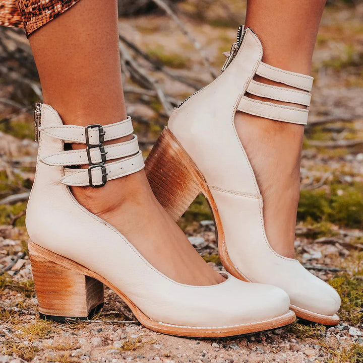 Vintage-inspirierte Pumps mit Fesselriemchen und klobigem Absatz