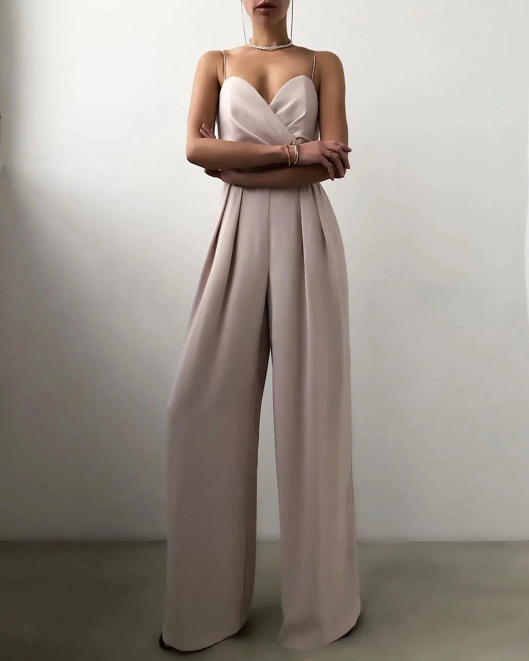 Ärmelloser Jumpsuit mit hohem Bund und weitem Bein