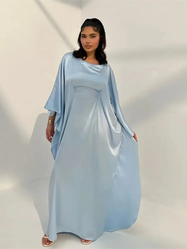Elegantes Maxikleid mit Spaghettiträgern und hohem Schlitz