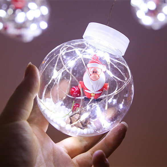 Lichtervorhang mit Weihnachtskugeln und Weihnachtsfiguren