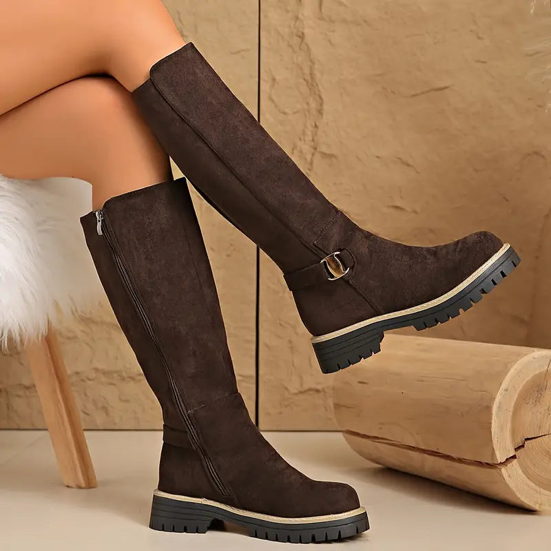 Hohe Stiefel mit dicker, rutschfester Sohle.