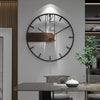 Moderne Wanduhr aus Stahl und Walnussholz