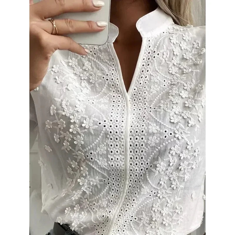 Sommerliche weiße Bluse mit Stickerei und V-Ausschnitt