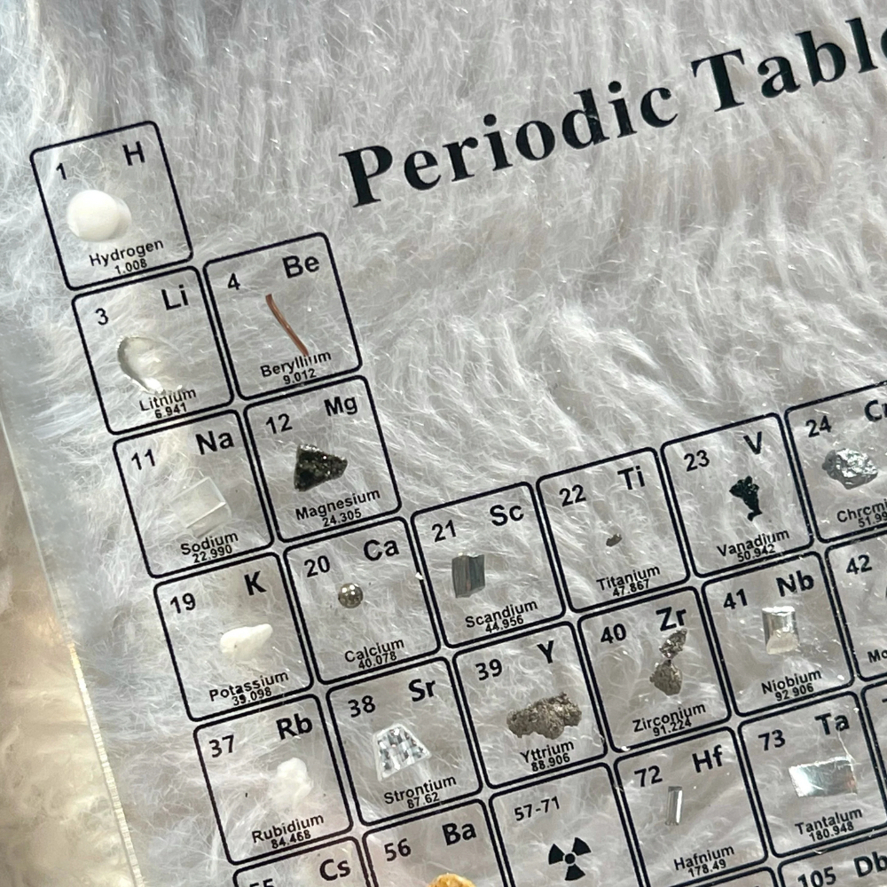 Beleuchtete Periodensystem-Tafel mit echten Elementen - Elementa