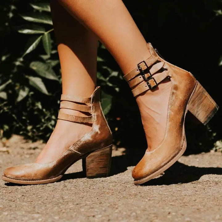 Vintage-inspirierte Pumps mit Fesselriemchen und klobigem Absatz