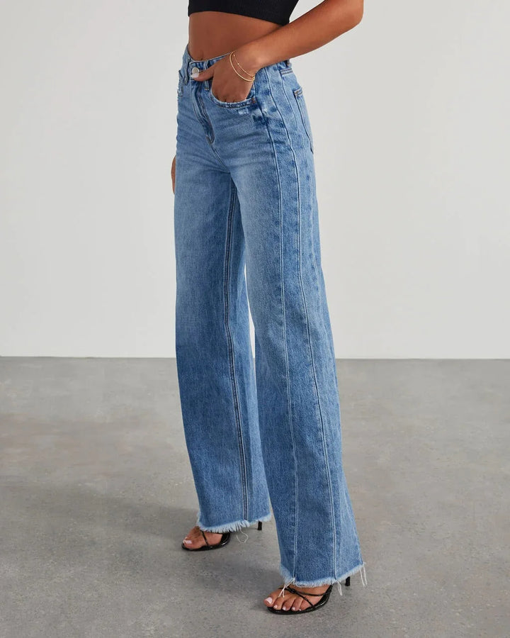 Weite Damenjeans mit auffälligem ausgefranstem Saum