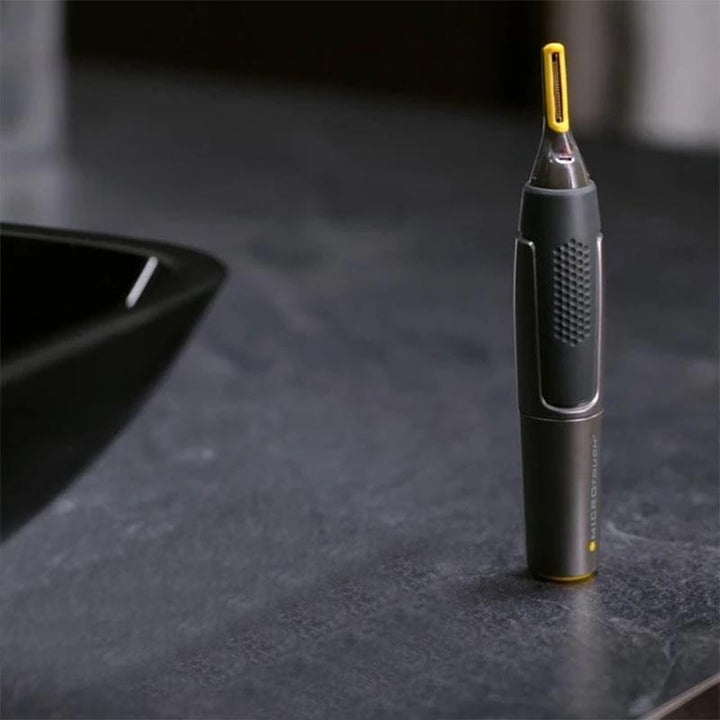 Professioneller Ultra-schmaler Präzisionstrimmer | Klingen aus Edelstahl-Titan | Integrierte LED-Leuchte | Mikro-Oszillationstechnologie | Für Nase, Ohren und Konturen