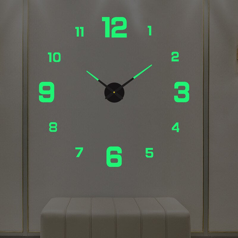 Große Wanduhr im modernen Stil