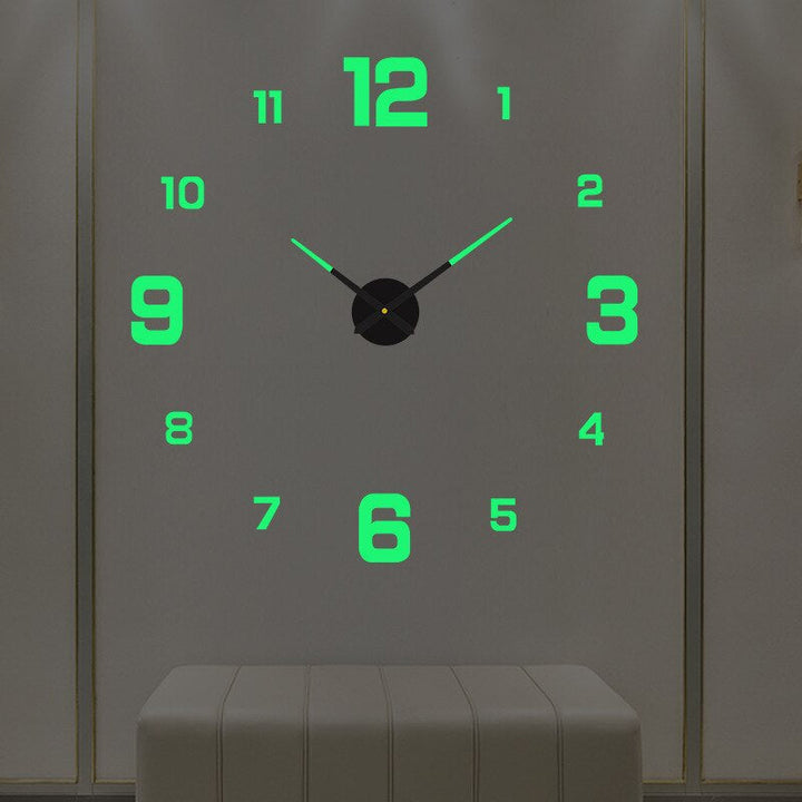 Große Wanduhr im modernen Stil
