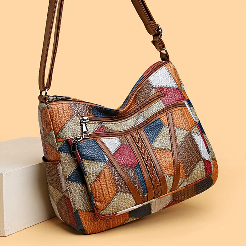 Patchwork-Tasche für den Alltag mit Einsätzen aus Kunstleder.