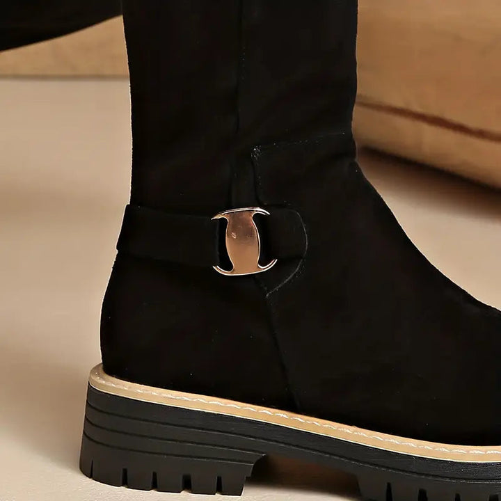 Hohe Stiefel mit dicker, rutschfester Sohle.