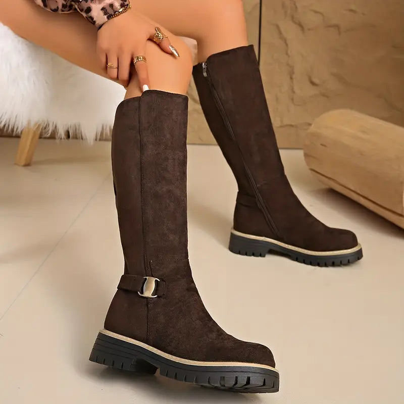 Hohe Stiefel mit dicker, rutschfester Sohle.