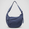 Blaue Halbmond-Schultertasche mit verstellbarem Schulterriemen