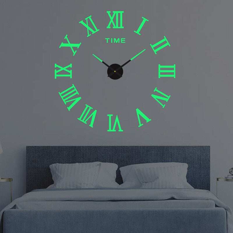 Große Wanduhr im modernen Stil