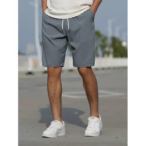 Hoch geschnittene Sommershorts für Männer