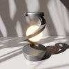 Moderne Spiral-Schreibtischlampe mit warmem Lichtakzent