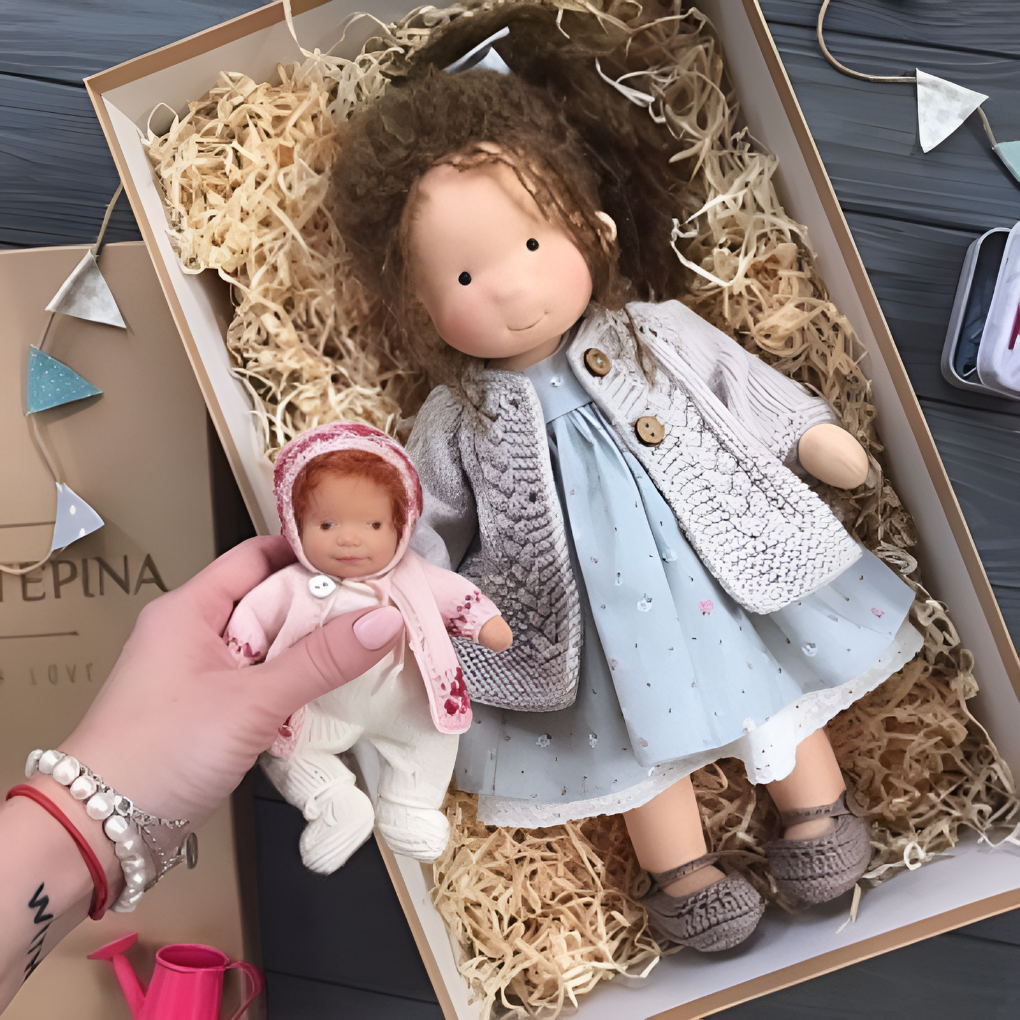 Handgefertigte Waldorf-Kuschelpuppe