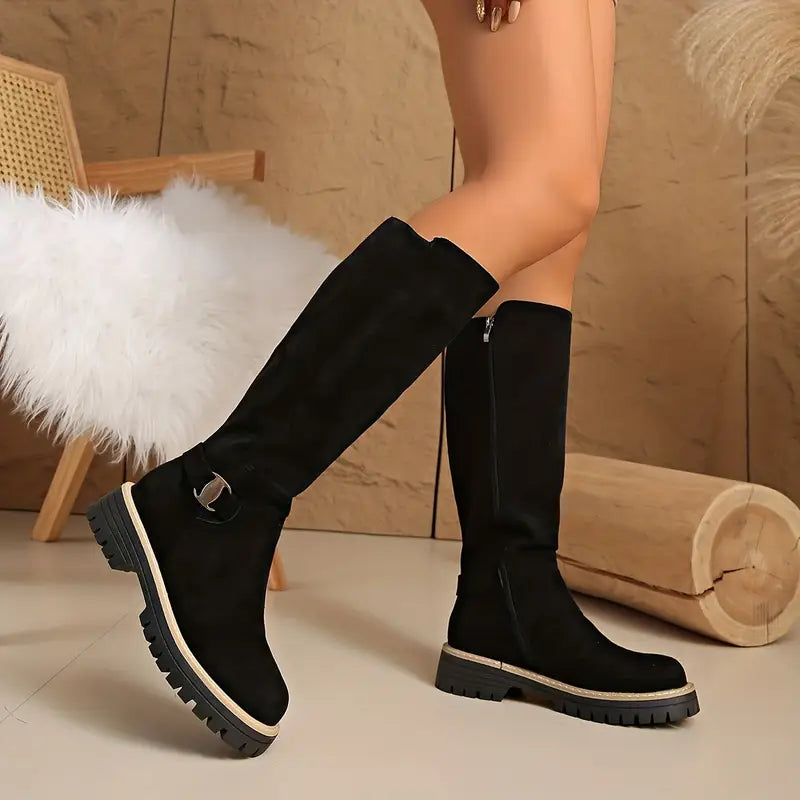 Hohe Stiefel mit dicker, rutschfester Sohle.