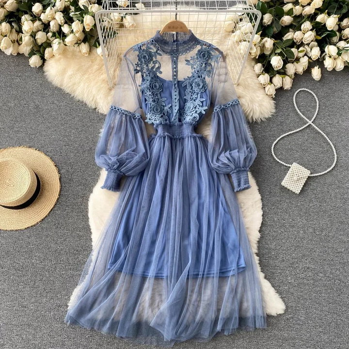 Bezauberndes Blumenkleid mit Stehkragen