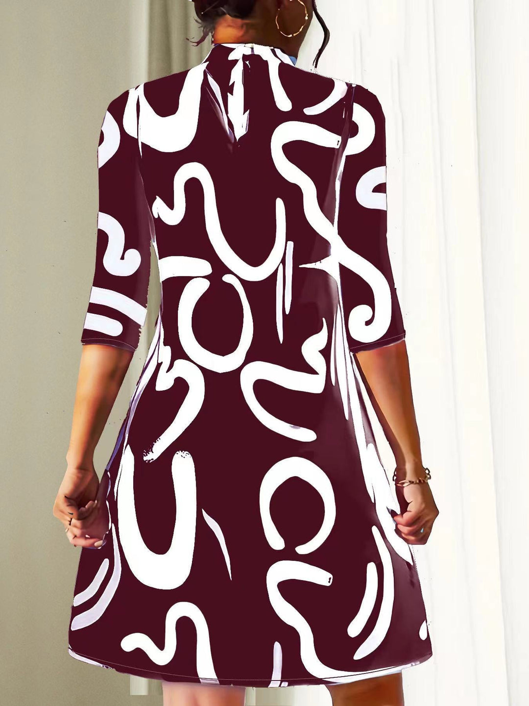 Elegantes Sommerkleid mit Spitzenärmeln und taillierter Passform