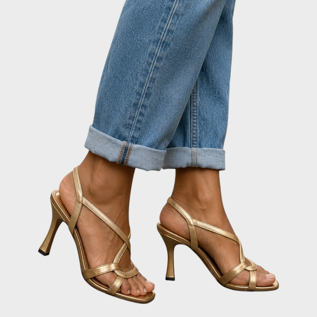 Elegante goldene Sandalen mit Riemchen und Absatz