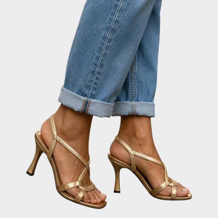 Elegante goldene Sandalen mit Riemchen und Absatz