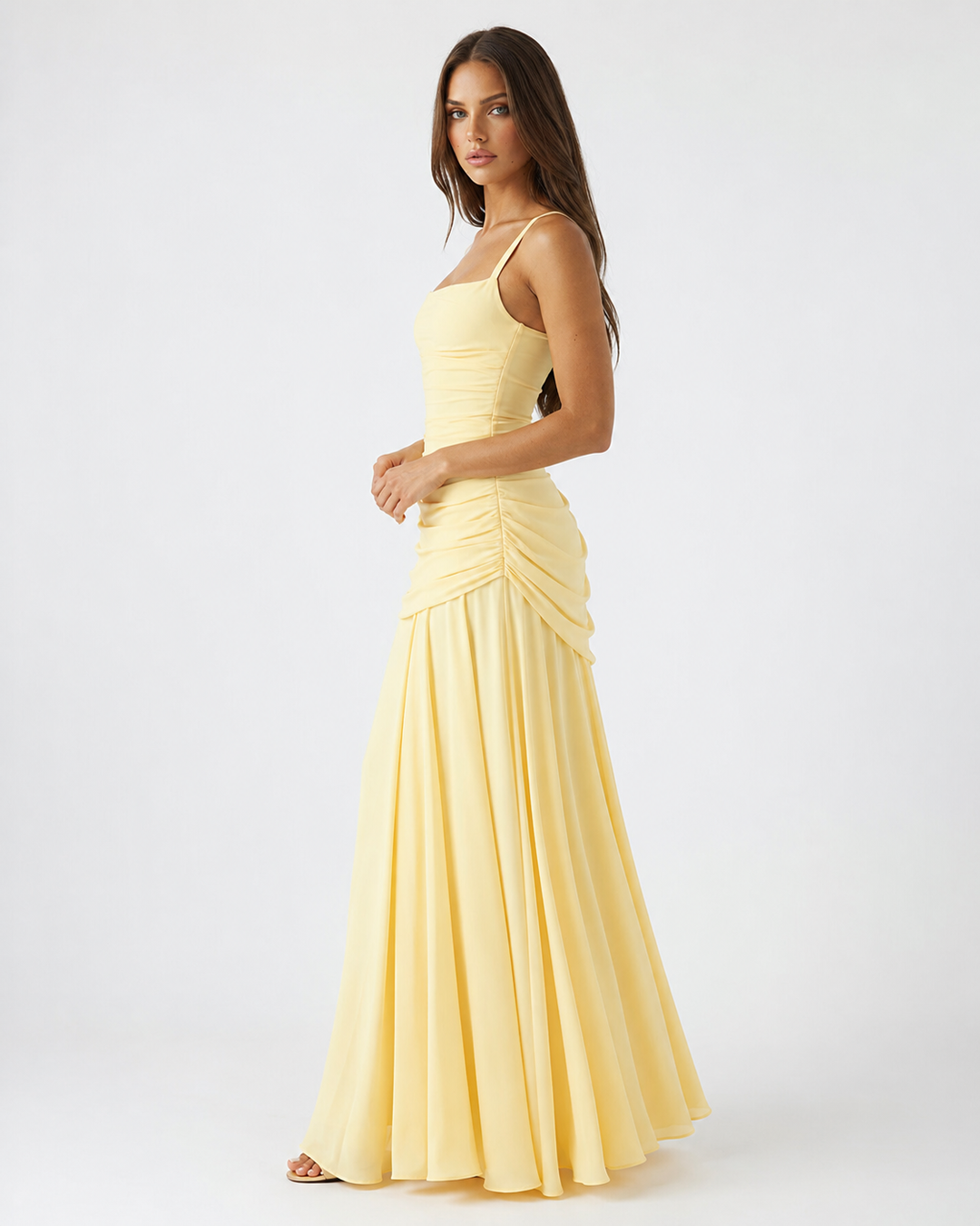 Fließendes Maxikleid aus Chiffon mit Wasserfallausschnitt und Schnürung am Rücken