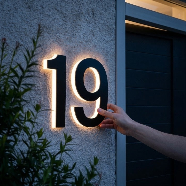 LED-Hausnummernschild mit Hintergrundbeleuchtung – moderne, beleuchtete Eingangsplakette