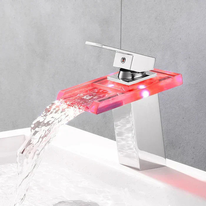 Wasserfallkran - intelligentem Temperaturindikator und eleganter Wasserstrom