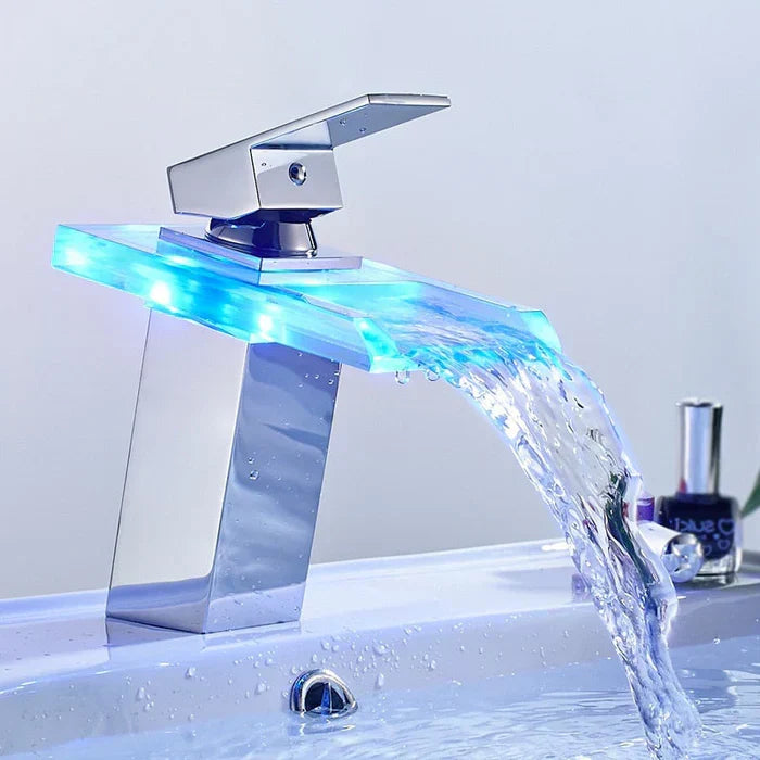 Wasserfallkran - intelligentem Temperaturindikator und eleganter Wasserstrom